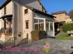 Maison Vente 2 chambres à Rosselange - 169 000 € ROSSELANGE - Maison F4 de 91m². Sur terrain clos de 5.16 ares, maison mitoyenne d'un côté, de type F4 d'une surface habitable de 91m². Composée d'une entrée desservant une pièce de vie de 30m² avec cheminée fonctionnelle, accès direct sur terrasse arrière, cuisine attenante avec accès véranda et terrasse avant. A l'étage, un palier mène à 2 chambres et en demi-niveau vous avez l'accès au bureau (possibilité chambre d'amis). En sous-sol : une cave carrelée avec chaudière. A l'extérieur vous serez séduits par un beau jardin clos, 2 terrasses dont une semi couverte et un garage fermé.
Les fenêtres sont en double vitrage avec volets roulants, le chauffage est individuel au GAZ et à bois si utilisation de la cheminée, la toiture en tuiles date de 1991 et a été entretenue.
