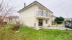 MAISON 5 CHAMBRES.  Idéalement située à ARS LAQUENEXY, dans la couronne de Metz et secteur bus Met's ligne 112, 5 minutes de l'hôpital de Mercy, dans un lotissement calme, maison individuelle comprenant au rez-de-chaussée : une belle entrée, deux chambres, une salle de douche avec WC, une cuisine d'été équipée (four, plaque, hotte) et un garage. A l'étage : 3 chambres, une salle de bains, une cuisine équipée (four, plaque gaz, hotte,  lave-vaisselle), une grande pièce de vie traversante avec accès balcon 9 m2 sur l'avant de la maison.
 Chauffage au gaz, terrasse, jardin.
 LOYER : 1600 EUR + 30 EUR (contrat entretien chaudière)
 AGENCE VENNER 0387636009
