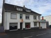 Immeuble de rapport Vente à Puttelange-aux-Lacs - 245 000 € Immeuble de rapport situé dans la rue principale à proximité de tous commerces avec petit terrain à l'arrière. L'immeuble comporte deux locaux commerciaux (de 90 m² et 40 m²), un appartement type F6 de 120 m² et un appartement type F3 de 75 m².
Chauffage collectif aux pellets.
Revenu annuel d'environ 25 560 €