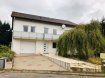 Maison Vente 3 chambres à Creutzwald - 200 000 € Maison individuelle. L'agence Pack'Immo vous propose cette maison individuelle sur 3 niveaux de 164 m² sur un terrain de 6,9 ares.
RDC : une entrée, une buanderie, une cave et un accès au garage.
1er étage : une cuisine équipée donnant accès à la terrasse et au jardin, une salle à manger, un salon avec un accès au balcon sur l'avant, une chambre, un débarras et une salle de bains avec douche, baignoire et WC.
2ème étage : 2 chambres et un WC.
Terrasse sur l'avant et sur l'arrière, jardin, garage 2 voitures et chauffage au fioul et poêle à bois.
Mandat N° 4440. Honoraires inclus de 8.11% TTC à la charge de l'acquéreur. Prix hors honoraires 185 000 €. Nos honoraires : http://www.pack-immo.fr/honoraires
