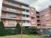 Appartement Location 2 chambres à Strassen - 1 700 € Très bel appartement, bon état, situé rue du Kiem dans une résidence au 1er étage d'une surface de 117 m2. L'appartement se compose d'un hall d'entrée avec placards intégrés, WC séparé, très grand living /salle à manger, balcons, débarras, 2 chambres à coucher, cuisine équipée séparée avec nouveau four et nouvelle hotte, revêtement chambres: parquet, revêtement living : carrelagesAnimaux domestiques non admis, garage 1 voiture, cave, ascenseur.Disponible de suiteRef agence :103378