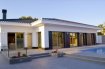 Maison Vente 3 chambres à Alicante - 750 000 € Vitrin'Immo vous propose dès maintenant d'acquérir cette magnifique villa de luxe en Espagne, à 30 minutes d'Alicante!Entre Elche et Alicante sur la sublime Costa Blanca, connue et reconnue à travers le monde pour ses paysages et son dynamisme, cette villa récemment construite à 5000 mètres de la plage vous offre un cadre idyllique à portée de main dont vous profiterez au quotidien.Vous y trouverez un salon, une cuisine américaine et équipée, un séjour ainsi que trois chambres doubles et trois salles de bains avec WC. Parquet de haute qualité dans toutes les pièces!Climatisation et alarme installées d'origine.À l'extérieur, vous pourrez profiter d'une magnifique piscine privée de 5 mètres sur 11 équipée de lumières de nuit.Garage indépendant séparé du bâtiment principal et magnifique terrasse vitrée à votre disposition!On pose les meubles et on s'installe!Un bien de très haute qualité et de construction très récente. Pourquoi vous en priver?A NE PAS RATER!