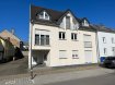 Appartement Vente 1 chambre à Lintgen - 535 000 € Agréable appartement de 61,23m² à vendre dans le village de Lintgen, situé dans une résidence à 4 unités.
L'appartement situé au 1er étage (sans ascenseur) se compose de:
- hall d'entrée avec coin vestiaire
- beau séjour / salle à manger
- cuisine équipée séparée
- grande chambre à coucher de 21m²
- salle de douche, wc, lavabo avec connexion lave-linge.
Grenier en commun.
L'appartement dispose d'un emplacement extérieur.
