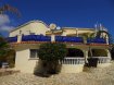 Maison Vente 5 chambres à Denia - 479 500 € Grosse Traumvilla in Topzustand an der Costa Blanca, in Dénia, mit viel Sonne und einem tollen Blick auf den Montgo.
Die Villa liegt in einem sehr ruhigen Teil von Dénia, unweit vom Strand mit Traumblick ( Südseite ) auf den Montgo. Der Garten wurde über die Jahre sehr schön angelegt und es finden sich viele romantische Plätze rund um das Haus. Es gibt einen grossen Pool, einen Whirlpool und verschiedene Terrassen und Balkone. Von der Dachterrasse hat man einen unglaublichen Rundumblick.
Durch den Haupteingang gelangt man in ein sehr grosszügiges Wohn/Esszimmer mit grossem Kamin und Zugang zum grossen Balkon mit Traumblick auf das Grundstück und den Berg. Des Weiteren befinden sich die moderne Einbauküche, 2 Schlafzimmer und 2 Bäder ebenfalls auf dieser Etage. Im unteren Stockwerg liegen 2 Gäste-Appartements mit insgesamt 3 Schlafzimmern und jeweils ein Badezimmer. Ein Appartement verfügt über eine kleine Küche. Von hier gelangt man ebenfalls über eine grosse überdeckte Terrasse in den awunderschönen Garten und zum Pool. Die ganze Anlage ist behindertengerecht aufgebaut und verfügt über einen Aussenaufzug für Rollstuhlfahrer. Es gibt eine getrennt Waschküche, eine Aussenküche, einen Carport und verschiedene Kellerräume im Untergeschoss.
Das Anwesen kann für eine grosse Familie genutzt werden oder auch, unter Beachtung der gesetzlichen Bestimmungen ganz oder teilweise vermietet werden.
Dénia gehört zu den Perlen an der Costa Blanca. Leicht zu erreichen über die Autobahn und den 2 Flughäfen, Alicante/Valencia, liegt die Stadt an dem imposanten Bergmassif Montgo (750m) direkt am Meer. Im Sommer wie auch im Winter herrschen hier traumhafte Temperaturen und auf Grund der Grösse der Stadt ist hier rund ums Jahr alles geöffnet. Im Fährhafen gibt es täglich Verbindungen nach Mallorca, Ibiza und Formentera. Die grossen langen Sandstrände im Norden der Stadt laden genauso zur Erholung ein wie die felsigen Buchten der Costa Blanca im Süden. Rund um die Stadt finden sich moderne Krankenhäuser, alle Einkaufsmöglichkeiten, internationale Schulen, alle Sportangebote und die allgegenwärtige Natur. Selbstverständlich werden in den verschiedenen Sporthäfen alle Wassersportarten angeboten.