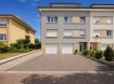 Real G Immo, a le plaisir de vous présenter ce bel appartement situé au 2ième étage d'une petite résidence de seulement 3 unités, cet appartement lumineux de 105 m² séduit par ses beaux volumes, sa fonctionnalité et son agréable terrasse.

Il se compose de :

 - Un vaste salon / salle à manger baigné de lumière avec accès direct à la terrasse
 - Une cuisine entièrement équipée avec également un accès à la terrasse
 - 3 chambres à coucher confortables
 - Une salle de bain
 - Un WC séparé
 - Une cave privative
 - Un garage fermé
 - Une place de parking privative devant le garage.


Nous restons à votre disposition pour tout renseignement complémentaire ou visite des lieux au 28 66 39 1.

REAL G IMMO s'engage dans toutes vos démarches immobilières (estimation, vente, location de biens, recherche de financements).

Vous satisfaire est notre priorité !

Les prix s'entendent frais d'agence + TVA inclus.

 ---------- 
Real G Immo, is pleased to present this beautiful apartment located on the 2nd floor of a small residence of only 3 units, this bright 105 m² apartment appeals with its spaciousness, functionality, and pleasant terrace.

It consists of:

 - A large living/dining room flooded with light with direct access to the terrace
 - A fully equipped kitchen also with access to the terrace
 - 3 comfortable bedrooms
 - A bathroom
 - A separate WC
 - A private cellar
 - A closed garage
 - A private parking space in front of the garage.


We remain at your disposal for any additional information or visits at 28 66 39 1.

REAL G IMMO is committed to all your real estate démarches (estimation, sale, rental of properties, search for financing).

Your satisfaction is our priority!

Prices include agency fees + VAT.