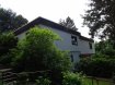 Maison Vente 4 chambres à Kenn - 525 000 € Grosszügiger Bungalow in parkähnlichem angelegten Garten.
Das Objekt liegt ruhig und dennoch zentral gelegen , in 2 km Entfernung zur Autobahn Richtung Luxembourg, unweit von Trier.
Durch den Haupteingang im oberen Bereich betritt man die grosszügige Eingangshalle mit Kamin, durch die man alle weiteren Zimmer dieser Etage erreicht, das grosszügige Wohnesszimmer, die Küche, ein Gäste WC , sowie den separaten Schlaftrakt, in dem sich 3 Schlafzimmer und 2 Badezimmer befinden. Das untere Geschoss, welches auch über einen separaten Eingang verfügt, erreicht man über die Marmortreppe. Im unteren Geschoss befindet sich ein weiteres Schlafzimmer, eine eingerichtete Bar, separate Kellerräume, sowie das im Moment stillgelegte Schwimmbad mit Dusche und separatem Gäste WC.
Das Haus ist umgeben von einem grossen Garten mit altem Baumbestand.
Auf jeder Ebene finden wir eine grosszügige Terrasse , sowie eine Wintergartenähnliche einseitig offene Veranda mit Aussenkamin.
Kenn ist eine Ortsgemeinde an der Mosel zugehörig zur Verbandsgemeinde Schweich. Die Autobahn Richtung Luxembourg ist ca 2km entfernt.Geschäfte des täglichen Bedarfs sind in 5 Autominuten erreichbar, Eine Bushaltestelle liegt in 200m Entfernung, Kindergarten und Grundschule sind im Ort, weiterführende Schulen im Nachbarort Schweich und Trier per Bus zu erreichen.