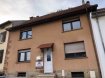 Maison mitoyenne Vente 4 chambres à Hombourg-Haut - 178 000 € L'agence Pack'Immo vous propose cette maison familiale, mitoyenne de 208 m² sur un terrain d'environ 14 ares.
Rez de chaussée : un salon/salle à manger de 34 m² avec une belle cheminée, une cuisine récente, une chambre, une salle d'eau avec douche et WC, une véranda et une buanderie.
A l'étage : 3 chambres avec placards, un dressing, une salle de bains avec baignoire et douche.
Sous sol avec chaufferie (gaz et poêle à granules neuf).
2 garages fermés + grand jardin exploitable et constructible.