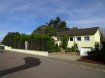 Maison Vente 3 chambres à Perl-Perl - 485 000 € Der freistehende Bungalow befindet sich am Ende einer sehr ruhigen Sackgasse, unweit vom Schengen Lyzeum. Die Wohnetage umfasst ein grosses Wohn/Esszimmer mit 2 Ausgängen zum Garten und der Terrasse, eine Einbauküche, ein grosses Badezimmer und 3 Schlafzimmer. Das Gebäude ist teilweise unterkellert mit einer Garage und dem Heizungskeller. Der Speicher ist nicht begehbar, kann aber nach Absprache mit der Gemeinde voll ausgebaut oder gleich ein ganzes Stockwerk draufgesetzt werden. Das Grundstück ist 16a gross, schön angelegt und mit einem professionellen Zaun eingefasst. Laut den Angaben des Eigentümers kann die Parzelle mit einem Doppelhaus bebaut werden. Es gibt einen Fussgänger-Zugang von der oberen Parallel Strasse auf das Grundstück. Neben dem Grundstück erstrecken sich direkt Felder und Wiesen bis hin zu den Weinbergen.
Das Haus befindet sich unmittelbar unterhalb der Seniorenresidenz Moselpark, dem Schwimmbad und des Schengen Lyzeums. In direkter Nähe befinden sich alle Einkaufsmöglichkeiten ( Aldi, Rewe, Norma, Lidl, Penny etc. ) Der Dorfkern ist zu Fuss in 5 Minuten zu erreichen. Die Grenzbrücke zu Luxemburg-Schengen liegt in 2km und die Autobahn Saarbrücken-Luxemburg in 3 km Entfernung. Der Bahnhof verbindet Perl mit den anderen Moseldörfern sowie mit Trier,