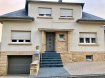 Bungalow Vente 4 chambres à Dudelange - 790 000 € TEMPOCASA STRASSEN, vous propose ce joli bungalow, libre des 4 côtés, érigé sur un terrain constructible de 5,31 ares.
Le bien dispose d'une surface habitable de 137,42 m2 et d'une surface utile de 79,89 m2 bien agencée.
La maison date de l'année 1954 et bénéficie d'une rénovation récente.
Le bien se compose comme suit, au rez-de-chaussée:
- un hall d'entrée
- un WC séparé
- un grand living lumineux ouvert sur la salle à manger avec feu ouvert
- une cuisine individuelle avec son coin de repas et
accès sur la terrasse et son jardin
- une chambre à coucher ou bureau
- une salle de douche
