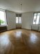 MULHOUSE Hyper-centre nous louons un appartement de type F4 d'une superficie de 102 m², comprenant :

* 1 entrée sécurisé (porte blindée) + dégagement de 13 m²
* 1 salon séjour DE 27 M²
* 1  Chambre de 21.50 m²
* 1 seconde chambre de 22 m²
* 1 cuisine équipée indépendante de 16 m²
* 1 salle de bain avec douche de 6 m² avec WC

Chauffage Individuel au GAZ
Double vitrage dans tout l'appartement bénéficiant d'une hauteur de plafond de + de 3 mètres et avec vue sur le parc STEINBACH
Immeuble de type Haussmanien 
DPE Classe D