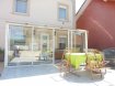Maison individuelle Vente 4 chambres à Réhon - 169 000 € Agréable maison individuelle T5 très bien entretenue et entièrement rénovée avec deux terrasses, véranda, garage 1 voiture.
RDC : Entrée sur salon ouvert sur une cuisine entièrement équipée avec accès à une véranda d’environ 16 m² chauffée ouvrante sur une grande terrasse à ciel ouvert + une seconde terrasse sur le côté de la maison avec un abri de jardin.
Dégagement, chaufferie/buanderie avec douche, WC, cellier
1er étage : couloir, une chambre, salle de bains (grande douche, baignoire, WC et vasque)
2ème étage : couloir, deux chambres sous fenêtre de toit.
DV PVC OB avec volets roulants
Chauffage gaz (chaudière environ 10 ans), toiture en bon état,
AUCUN TRAVAUX A PREVOIR