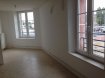 Appartement Location 3 chambres à Lunéville - 560 € c.c. Un appartement de type F4 comprenant un salon, une cuisine aménagée, une salle de bains, un WC séparé, trois chambres et une place de parking.
