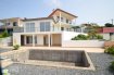 Maison individuelle Vente 4 chambres à Madère- ribeiro brava - 650 000 € L'agence immobilière Christine Simon, vous propose cette villa luxueuse meublée libre de 4 côtés située à Madère au Sud (Portugal) avec vue sur mer à la vente, maison implantée sur un terrain de 7,4 ares.La maison construite en 2014 avec une surface habitable d'environ 200 m2 et une surface utile d'environ 315 m2 se compose comme suit:Au rez-de-jardin (40,41 m2):buanderie et chaufferie, cave, sauna avec accès sur la terrasse, douche à l'extérieurEscalier en bétonAu 1er étage (138,52 m2):hall d'entrée, cuisine équipée indépendante donnant sur la terrasse, 1 chambre à coucher avec sa salle de douche (douche, lavabo, fenêtre), 2 chambres à coucher avec portes coulissantes en verre dont une avec accès terrasse, 1 petite chambre à coucher, salle de douche ( lavabo, toilette, douche, fenêtre), débarras, WC séparé, vaste salle de séjour prolongée d'une salle à manger avec portes coulissantes en verre ouvrant sur la superbe terrasse (60 m2) vue sur mer.Escalier en dehors la maison en béton montant vers le 2ème étageA l'étage- studio (idéale pour location)-63,35 m2:hall d'entrée, cuisine équipée double séjour ouvrant sur la terrasse,1 chambre à coucher, une salle de douche (toilette, lavabo, douche, fenêtre).Extérieurs:une piscine 7,5m x 5m en construction (finition avant la vente), plusieurs emplacements extérieurs.Côté technique: chauffage à gaz, fenêtres PVC double vitrage, sol stratifié et carrelages au sol, antenne satellite, toit en tuiles de terre cuite, préparation pour système d'alarme.Passport énergétique: B-BLa maison est dotée d'équipements haut de gamme. Charges annuelles:Taxe foncière: Frais extraordinaires Frais Notaire 400-600 €Charges mensuelles:électricité: 50-60 €eau et poubelle: 20 €La commission de vente pour l'agence de 3% plus TVA 17% est à charge du vendeur.Pour de plus amples renseignements ou une visite de la maison contacter l'agence au tél: 265300301 ou par mail: info@christinesimon.luPas sérieux et curieux s'abstenir.Nous sommes en permanence à la recherche de biens pour nos clients solvables, si vous désirez vendre ou louer, contactez Christine SIMON.Die Immobilienagentur Christine SIMON S.à.r.l. bietet diese freistehende Luxusvilla mit Meerblick im Süden der portugiesischen Insel Madeira zum Kauf. Das Haus aus dem Jahr 2014 mit einer Gesamtwohnfläche von ca. 200 m2 und einer Gesamtnutzfläche von ca. 315 m2 befindet sich auf einem ca. 7400 m2 großen Grundstück und teilt sich wie folgt auf:Erdgeschoss(40,41 m2):Hauswirtschaftsraum mit Heizungsanlage, Kellerraum, Sauna mit Zugang zur Terrasse und Außendusche.Betontreppe zum 1. Obergeschoss.1. Obergeschoss(138,52 m2):Diele, Einbauküche mit Zugang zur Terrasse, 1 Schlafzimmer mit eigenem Duschbad, 2 Schlafzimmer mit bodentiefen Glasschiebetüren, davon eins mit Zugang zur Terrasse, 1 kleines Schlafzimmer, Duschbad(Waschbecken, WC, Dusche, Fenster), Abstellkammer, Gäste WC, großer Wohn-Essbereich mit bodentiefen Glasschiebetüren zur 60 m2 großen Terrasse mit Meerblick.Aussentreppe in Beton zum 2. Obergeschoss.2. Obergeschoss-2 Zimmerwohnung-ideal zur Vermietung(63,35 m2):Diele, offene Einbauküche mit Wohn-Essbereich und Zugang zur Terrasse, 1 Schlafzimmer, Duschbad(Dusche, Waschbecken, WC, Fenster)Außenbereich:Pool(7,5mx5m), mehrere Außenstellplätze.Technische Ausstattung:Gasheizung, doppelverglaste Fenster mit PVC Rahmen, Ton-Ziegel-Dach , Laminatböden und Fliesenböden, SAT-Anlage, Vorrichtung für AlarmanlageEnergieklasse: B-BHochwertige Ausstattung.monatliche Nebenkosten:Strom: 50-60 €Wasser/Abwasser und Abfall: 20 €Sonderkosten:Notar: 400-600 € Die Maklercourtage beträgt 3 % zzgl. 17 % Mwst und unterliegt dem Verkäufer.Für weitere Informationen oder bei Besichtigungswunsch kontaktieren Sie das Maklerbüro unter der Telefonnummer: +352 26 53 00 30 1 oder per Email: info@christinesimon.luWir sind unentwegt auf der Suche nach neuen Immobilien für unsere vorgemerkte, solvente Kunden. Bei Miet- oder Verkaufswunsch setzen Sie sich in Verbindung mit Christine SIMON.