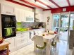 Maison Vente 4 chambres à Tourcoing - 177 000 € TOURCOING Limite Roncq et Promenade des Flandres. Grande maison 1930 entièrement rénovée et lumineuse offrant 4 belles chambres dont une passante, une belle cuisine équipée récente ouverte sur un vaste salon/séjour, une salle de bain avec douche italienne, une cave et un joli jardin de ville sans vis à vis. La maison est située proche commerces et grands axes. A visiter rapidement ! Les frais d'agence sont de 7000 euros à la charge des acquéreurs représentant 3.9 % du prix frais d'agence inclus. AGENCE DEBAISIEUX IMMOBILIER 190 BOULEVARD GAMBETTA 59200 TOURCOING 03 20 280 270