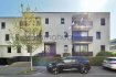 immohub, votre partenaire immobilier à Schifflange, a le plaisir de vous présenter en exclusivité cet appartement disponible à la location : idéalement située dans la Cité Op Hudelen,
cet appartement offre 2 chambres à coucher, une salle de douche, un WC séparé, balcon, grand séjouer avec cuisine équipée, cave privative et un emplacement intérieur.

Ce bien développe une surface habitable d'environ 67 m2 et se compose comme suit:

Rez-de-chaussée (HSP : 2,61 m)
-Hall d'entrée : 2,70 m2 avec inter/vidéophone
-WC séparé : 1,62 m2
-Double séjour avec cuisine équipée ouverte : 33,72 m2
-Balcon orienté ouest : 5,77 m2
-Hall de nuit : 2,45 m2
-Chambre I : 13,46 m2
-Chambre II : 9,00 m2
-Salle de douche : 3,40 m2 avec lavabo simple , douche et WC

Informations complémentaires :
-Année de construction : 2013
-Chauffage au gaz / Radiateurs
-Triple vitrage / Châssis bois / Volets électriques
-Electroménagers Cuisine : SIEMENS & MIELE
-Quartier recherché : Proximité immédiate des axes routières, de la gare, des écoles, maison relais, commerces et médecins
-Un emplacement de parking intérieur
-Classe énergétique : B/B
-Charges mensuelles : 310€ (hors électricité)
-Disponibilité : 1er octobre 2026
-10 unités

Informations importantes :
-Animaux non autorisés 
-Appartement non-fumeur

Mobilier inclus :
-Chambre II : Bureau
-Hall d'entrée : Meuble pour chaussures et rangement

Conditions de location :
-Durée du contrat : 12 mois avec reconduction tacite 
-Disponibilité : 1er octobre 2026
-Loyer mensuel : 1900 €
-Charges : 310 €
-Assurance risque locatif obligatoire
-Garantie locative : 2 mois de loyer (virement bancaire)
-Frais d'agence : 1 mois de loyer + TVA (partagés entre bailleur et locataire) 
-Occupation maximale : 2 personnes (couple uniquement)

Pré-sélection des candidats :
Si cet appartement vous intéresse, merci d'envoyer votre dossier comprenant : 
-Contrat CDI
-Trois dernières fiches de paie
-Carte d'identité et carte de sécurité sociale