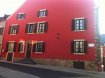 Duplex Location 1 chambre à Ettelbruck - 850 € Petite maison de coin comprenant, hall d'entrée, living, cuisine équipée, 1 chambre à coucher, 1 pièce ouverte pouvant servir comme petit bureau, salle de douche avec WC et grenier. Disponible pour le 1 mai 2018
Ref agence :1092