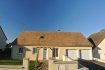 Maison Vente 4 chambres à Vibraye - 159 490 € Vibraye. C IMMOBILIER vous propose un pavillon récent offrant au rez-de-chaussée : cuisine ouverte sur séjour, deux chambres, salle d'eau,wc. À l'étage : palier, deux chambres, salle de jeux, coin toilette. Garage avec coin buanderie, portes électriques. Terrain clos arboré de 728 m².
*Honoraires inclus charge acquéreur : 7.76% TTC (prix 148000.00 euros hors honoraires).