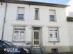 Appartement Vente 3 chambres à Jarny - 79 000 € Au centre ville, venez découvrir dans une maison, un appartement F4 de 95 m² en duplex situé au premier et dernier étage formant le lot n°2 et les 378|1000 èmes.
Il offre un hall d'entrée, une cuisine équipée ouverte sur un salon, une salle de bain, wc séparé et deux chambres.
A l'étage, une chambre et une pièce pouvant faire office de buanderie.Une place de parking privative formant le lot n° 3 et les 13|1000èmes complète ce bien. Syndic bénévole. Copropriété de 6 lots en tout. Honoraires compris: 6.4 %