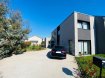 Maison Vente 2 chambres à Mondelange - 320 000 € Très belle maison située dans une rue très calme au sein d'un lotissement pavillonnaire de Mondelange à proximité immédiate de tous commerces (Lidl), restaurants, parc de loisirs de la Ballastière ainsi que d'Amnéville.La gare de Hagondange se trouve à moins de 15 minutes à pied, gare qui dessert le Luxembourg ainsi que Metz.Le bien de 105 m² habitables et dans un état irréprochable se compose comme suit:RDCH:Hall d'entrée, WC séparé, Living avec sa cuisine ouverte de 46 m² avec accès terrasse et jardin,Cellier/buanderie,1er étage:Hall de nuit, 2 chambres à coucher dont une avec accès à une terrasse, 1 Salle de bain/douche,1 Salle de douche,Jardin avec cabanon, 3 places de parking extérieures privées,Pour plus de renseignements ou une visite (visites également possibles le samedi sur rdv), veuillez contacter le 28.66.39.1.