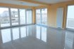 Duplex Location 4 chambres à Fentange - 3 200 € FENTANGE Quartier très calme et résidentiel (22 rue J.P. Kemmer) dans maison récente à deux unités :Magnifique duplex penthouse avec ascenseur direct à l’appartement de 240 m2 habitable, entièrement repeint à neuf (couleur blanc cassé- travaux en cours) et comprenant : entrée, WC avec douche, couloir de distribution, grand living et salle à manger avec granit au sol, accès terrasse, cuisine équipée avec îlot central, plan de travail en granit, électroménagers SIEMENS, une chambre parentale parquet au sol avec dressing et salle de bains en suite (baignoire, douche, WC, double lavabo), une chambre avec parquet au sol. Dernier étage accessible par ascenseur ou escalier en granit : salon ou grand bureau avec accès terrasse, deux grandes chambres à coucher avec parquet au sol, une salle de bains avec douche, baignoire, double lavabo, WC. Local chaufferie et débarras. Sous-sol : grand garage pour deux voiture avec branchement pour lave-linge espace cave. Chauffage au gaz individuel et eau non compris dans les charges. Alarme, Disponible de suite. Contrat de bail de deux ans minimum. Co-location acceptée. Contact et visites : Rosalba MAITRE téléphone : 691 550 189