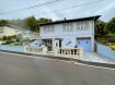 Maison Vente 3 chambres à Longwy - 249 900 € Venez découvrir cette charmante maison individuelle de plain pied sur sous sol d'environ 100 m2 habitables parfaitement entretenue des années 80.
Au rez de chaussée, vous trouverez un dégagement entièrement aménagé desservant une chambre ou bureau, une buanderie, une salle d’eau avec douche et WC, ainsi qu'un garage, un atelier et une cave.
A l’étage vous pourrez apprécier une grande cuisine équipée dinatoire donnant accès à une première terrasse, un salon, une salle à manger, deux chambres et une salle de bains entièrement équipée avec baignoire et WC. Les combles sont aménagés en espace de rangement mais pourraient facilement acceuillir 2 chambres supplémentaires.
Par beau temps, vous profiterez de 2 vastes terrasses dont une exposée plein sud, équipée d'un store motorisé, d'un barbecue en pierre avec four à pain et de divers cabanons de rangement, le tout entouré d'un jardin entièrement clos et arboré.
Double vitrage neuf (3 ans), volets roulants électriques, toit récent en très bon état, chauffage au gaz (Chaudière Buderus), VMC
DPE en cours
prix: 249 900€