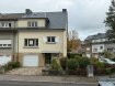 Maison jumelée Vente 3 chambres à Dudelange - 675 000 € Découvrez cette maison située à Dudelange, dotée d'un agréable jardin à l'arrière et bénéficiant d'une situation privilégiée à proximité des commerces et des transports publics, près du Stade John F. Kennedy et de l'École Brill. Elle offre une surface habitable d'environ 120 m² et une surface totale d'environ 150 m², avec une distribution claire et fonctionnelle sur plusieurs niveaux.
Dispositions
Rez-de-chaussée :
- Hall d'entrée
- WC séparé
- Débarras
- Salle de bains avec baignoire et lavabo
- Accès direct au garage d'environ 20 m²
- Chaufferie avec chaudière Viessmann (1990), entretien régulier
1er étage :
- Grand living/séjour lumineux
- Cuisine
2e étage :
- Chambre à coucher n°1
- Chambre à coucher n°2
- Chambre à coucher n°3
- WC avec bidet
Combles :
- Grenier / espace de stockage sous toiture
Caractéristiques techniques
- Dalles en béton
- Simple vitrage
Localisation
Située dans un excellent quartier, proche des écoles (dont l'École Brill), des commerces et des transports publics, cette maison offre un cadre de vie pratique au quotidien.
Si vous souhaitez plus d'informations ou organiser une visite, contactez Home Project :
Mail : info@home-project.lu
Tél. : 26 36 11 12
Entdecken Sie dieses Haus in Dudelange mit einem angenehmen Garten hinter dem Haus und einer privilegierten Lage in der Nähe von Geschäften und öffentlichen Verkehrsmitteln, in der Nähe des John F. Kennedy Stadiums und der Brill-Schule. Es bietet eine Wohnfläche von ca. 120 m² und eine Gesamtfläche von ca. 150 m² mit einer klaren und funktionalen Aufteilung auf mehreren Ebenen.
Anordnungen
Erdgeschoss :
- Eingangshalle
- Separates WC
- Abstellraum
- Badezimmer mit Badewanne und Waschbecken
- Direkter Zugang zur ca. 20 m² großen Garage
- Heizraum mit Viessmann-Kessel (1990), regelmäßige Wartung
1. Stock:
- Großes, helles Wohn-/Esszimmer
- Küche
2. Stock:
- Schlafzimmer Nr. 1
- Schlafzimmer Nr. 2
- Schlafzimmer Nr. 3
- WC mit Bidet
Dachgeschoss :
- Dachboden / Lagerraum unter dem Dach
Technische Merkmale
- Bodenplatten aus Beton
- Einfachverglasung
Standort
Dieses Haus befindet sich in einer ausgezeichneten Gegend, in der Nähe von Schulen (darunter die Brill-Schule), Geschäften und öffentlichen Verkehrsmitteln und bietet ein praktisches Umfeld für das tägliche Leben.
Wenn Sie weitere Informationen wünschen oder einen Besichtigungstermin vereinbaren möchten, wenden Sie sich bitte an Home Project :
Mail: info@home-project.lu
Tel.: 26 36 11 12
Discover this house in Dudelange, with its pleasant rear garden and privileged location close to shops and public transport, near the John F. Kennedy Stadium and the Brill School. It offers approx. 120 m² of living space and a total floor area of approx. 150 m², with a clear, functional layout on several levels.
Layout
First floor :
- Entrance hall
- Separate WC
- Storeroom
- Bathroom with bath and washbasin
- Direct access to garage (approx. 20 m²)
- Boiler room with Viessmann boiler (1990), regular maintenance
1st floor :
- Large, bright living room
- Kitchen
2nd floor:
- Bedroom 1
- Bedroom 2
- Bedroom 3
- WC with bidet
Attic space :
- Attic/storage space under roof
Technical data
- Concrete slabs
- Single glazing
Location
Situated in an excellent neighborhood, close to schools (including École Brill), shops and public transportation, this home offers practical, everyday living.
For more information or to arrange a viewing, please contact Home Project :
Mail: info@home-project.lu
Tel: 26 36 11 12