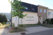 Maison Vente 4 chambres à Lorentzweiler - 1 249 000 € Real G Immo vous propose une spacieuse maison libre de 3 côtés avec une surface habitable de +/- 185m².
Construite en 2011 sur un terrain de +/- 3 ares celle-ci se trouve dans un quartier résidentiel.
Situé dans les hauteurs de la commune de Lingten, vous pouvez profiter d'une vue imprenable.
Au RDCH vous trouverez :
- Un grand hall d'entrée,
- Une cuisine équipée ouverte sur le living, donnant accès à une terrasse de +/- 15m²,
- Un WC séparé.
Au 1er Etage :
- Hall de nuit,
- 4 chambres à coucher dont une suite parentale (salle de bain + dressing),
- Une salle de bain avec douche et baignoire.
Au rez de jardin :
- Un garage pour 2 voitures,
- 2 emplacements extérieur,
- Un jardin,
- Une terrasse,
- Une buanderie et un débarras.
Pour plus de renseignements ou une visite (visites également possibles le samedi sur rdv), veuillez contacter le 28.66.39.1.
Les prix s'entendent frais d'agence de 3 % TVA 17 % inclus.
Les visites ont repris, et nous sommes heureux de pouvoir à nouveau vous revoir ! Notre équipe sera équipée de gants et de masques afin de vous recevoir ou vous faire visiter nos biens en toute sécurité
Ref agence :73227