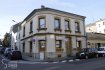 Local commercial Location à Luxembourg-Bonnevoie - 1 000 € L'agence immobilière Christine Simon vous propose en location un petit local commercial de 37 m2 au total qui se situe au rez-de-chaussée d'une maison d'habitation, il se compose comme suit:Grande pièce de 31 m2, une toilette séparée et un débarras.Suivant la commune de Luxembourg-Ville il n'est pas permis de mettre un bureau à cette adresse mais toutes sortes de petits commerces locaux sont les bienvenus.Les frais d'agence d'un mois de loyer plus TVA 17 % sont à charges du futur locataire.Caution: 3 mois de loyer.Pour toutes questions ou une visite des lieux, n'hésitez pas à contacter l'agence au 26 53 00 30 1 ou par mail à l'adresse: info@christinesimon.lu