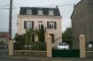 Maison de maître Vente à Hussigny-Godbrange - 280 000 € Maison de caractère offrant de grands espaces avec parquet impeccable, carrelage d'antan cuisine équipée, salon avec feu ouvert, deux chambres à coucher, 6 emplacements devant la maison, une salle de bain avec double vasque, baignoire, douche et un grenier de + 40 m2 offrant la possibilité d'être aménagé sans gros travaux... Grande cave au sous-sol et cave à vin.
Un jardin orienté sud, grange et garage.
Nouveaux châssis et nouvelles portes extérieures.