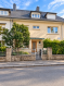 **À LOUER - LUXEMBOURG-BELAIR**

**CHARMANTE MAISON DE VILLE -3 CHAMBRES - JARDIN - TERRASSE - ± 155 M² DE SURFACE TOTALE**

IMPORTANT - CONTACT ET DEMANDES DE VISITE  
Merci de nous contacter exclusivement par e-mail ou via le bouton de contact de la plateforme immobilière.  
Étant très régulièrement en rendez-vous et en déplacement, nous ne sommes malheureusement pas en mesure de répondre aux appels téléphoniques.  
Nous nous efforçons de répondre à toutes les demandes écrites au plus tard le jour ouvrable suivant leur réception.  
Nous vous remercions de votre compréhension.

UNE MAISON DE CHARME DANS L'UN DES QUARTIERS LES PLUS RECHERCHÉS DE LUXEMBOURG

SIGELUX Real Estate vous propose à la location cette charmante maison de ville ancienne, idéalement située dans le quartier résidentiel prisé de Luxembourg-Belair.

Développant une surface habitable d'environ 118 m² et une surface totale d'environ 155 m², cette propriété séduit par son authenticité, son atmosphère chaleureuse et ses agréables espaces extérieurs.

Avec ses 3 chambres à coucher, son jardin privatif et sa terrasse, elle offre un cadre de vie particulièrement agréable pour une famille ou un couple souhaitant profiter du charme d'une maison traditionnelle tout en bénéficiant d'une situation privilégiée à proximité du centre-ville.

La combinaison d'une maison de caractère, d'un jardin et d'une localisation aussi centrale constitue un véritable atout sur le marché locatif de Luxembourg-Ville.

Cette maison se distingue par son caractère et son ambiance accueillante, offrant des espaces adaptés à une vie familiale confortable.

Elle comprend notamment :

3 chambres à coucher  
1 salle de douche  
Une cuisine équipée  
Une terrasse  
Un jardin privatif 

Ces espaces constituent un avantage particulièrement appréciable pour les occupants recherchant l'indépendance et l'intimité d'une maison, tout en conservant les avantages d'une localisation urbaine.

**LUXEMBOURG-BELAIR - UN CADRE DE VIE PRIVILÉGIÉ**  
Le quartier de Belair compte parmi les secteurs résidentiels les plus appréciés de Luxembourg-Ville.  
Il séduit notamment par son environnement agréable, sa proximité avec le centre-ville et la qualité de ses infrastructures.  
La maison bénéficie d'une situation particulièrement pratique pour la vie quotidienne :  
École située à environ 50 mètres  
Aire de jeux à proximité  
Arrêts de bus facilement accessibles  
Commerces et services du quotidien à proximité

Accès pratique au centre-ville de Luxembourg  
La proximité immédiate de l'école et des transports publics représente un véritable avantage pour les familles souhaitant simplifier leur organisation quotidienne.  
Cette localisation permet de conjuguer vie résidentielle, confort familial et proximité des commodités, dans l'un des quartiers les plus recherchés de la capitale.

**LES POINTS FORTS**  
Maison ancienne pleine de charme  
Quartier résidentiel recherché de Luxembourg-Belair  
± 118 m² habitables  
± 155 m² de surface totale  
3 chambres à coucher  
1 salle de douche  
Jardin privatif  
Terrasse  
Maison offrant indépendance et intimité  
Transports publics à proximité  
Accès facile au centre-ville

Disponible à partir du 1er novembre 2026

**CONDITIONS DE LOCATION**

Loyer mensuel : 3.500 €  
Charges individuelles : à la charge du locataire, payées directement aux fournisseurs concernés  
Garantie bancaire : 2 mois de loyer, soit 7.000 €  
Frais d'agence à charge du locataire : ½ mois de loyer + TVA de 17 %, soit 2.047,50 € TTC  
Disponibilité : 1er novembre 2026  
Durée minimale du bail : 2 ans  
Animaux domestiques non admis  
Colocation non autorisée

Dossier locatif complet demandé avant toute validation de candidature

**INFORMATIONS & CANDIDATURES**  
Afin de pouvoir étudier votre candidature et, le cas échéant, organiser une visite, merci de nous communiquer les informations suivantes :

Votre situation personnelle et familiale  
Le nombre total de futurs occupants  
Votre situation professionnelle et le type de contrat de travail  
Le revenu mensuel net du ménage  
La date de prise en location souhaitée  
La durée de location envisagée

Merci de transmettre votre demande exclusivement par e-mail ou via le bouton de contact de l'annonce.

Étant régulièrement en rendez-vous et en déplacement, nous ne pouvons malheureusement pas assurer le suivi des demandes par téléphone.  
Nous nous efforçons de répondre à toutes les demandes écrites au plus tard le jour ouvrable suivant leur réception.  
Nous vous remercions de votre compréhension et de l'intérêt porté à cette propriété.

Bob Funck  
SIGELUX Real Estate  
E-mail : bob@sigelux.lu