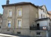 A LONGWY-BAS (Gouraincourt) A VENDRE UNE MAISON MITOYENNE D'UNE SUPERFICIE HABITABLE D'ENVIRON 120M², AVEC UNE TERRASSE DE 4M².

MAISON SANS JARDIN.

Au rez-de-chaussée:
Une entrée dégagement, un salon-séjour, une  cuisine équipée, un cellier, un cabinet de toilette.

Au 1er étage:
Un dégagement, un espace bureau, une chambre, une salle de bain.

Combles aménagés:
Deux chambres, un dégagement.

Sous-sol:
Une chambre, une douche, un cabinet de toilette.

Un garage pour une voiture.

Chauffage au Gaz.
Double vitrage PVC.