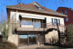 Maison individuelle Location 4 chambres à Luxembourg-Limpertsberg - 4 000 € Sigelux Real Estate vous propose à la location cette magnifique maison, libre des 4 côtés, dans le quartier très prisé du Limpertsberg.
Elle se situe au L-1716 Luxembourg, rue Joseph Hansen
.
Surface habitable de +/- 250m2
Elle se compose comme suit :
Au rez de chaussée
- hall d’entrée 28m2
- living de 65m2 avec cheminée
- 2 chambres de 21.50m2 et 21m2
- Cuisine toute équipée et indépendante de 14m2
- salle d’eau de 10m2 avec baignoire
- toilette séparée
- terrasse et accès jardin
Au 1er étage
- 2 chambres de 30m2, et 38m2
- salle de douche de 11m2
- 1 débarras de 6m2
Au sous-sol
-1 grande chambre de 65m2
-1 toilette séparée
-1 garage pour 2 voitures, de 60m
- emplacements extérieurs
- buanderie
- une cave de 14m2
- la chaufferie
Au second sous sol
- salle technique
- cave à vin
Les sols sont en parquet, tapis plein et carrelage.
La maison est équipée d'un système d’alarme. Les fenêtres sont en double vitrage et les volets électriques.
Le jardin et la terrasse sont exposés plein sud et vous offre une vue complétement dégagée sur la ville.
ISPONIBILITE IMMEDIATE
Loyer : 4000 euros
Garantie bancaire :3 mois
Frais d’agence 1 mois + 17% TVA
Pour plus de renseignement ou un Rendez-Vous pour visiter, contactez :
SIGELUX 46 71 31 ou info@sigelux.lu