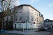 Appartement Vente 2 chambres à Esch-sur-Alzette - 310 000 € Appartement rénove, au première étage d'un immeuble de trois unités,62 m2 agencé en deux chambres à coucher, une cuisine équipé, un salon, une salle de bain, un wc sépare. Également une cave et un grenier privatif.Proche de des écoles, lycée, hôpital, centre ville et transport en commun.Disponible à convenir.Les honoraires d'agence sont entièrement à charge du vendeur.Ref agence :EACVF68B-1