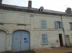 Maison Vente 3 chambres à La Chartre-sur-le-Loir - 75 600 € Entièrement rénovée. Une maison comprenant au sous-sol : 2 caves, Rez de Chaussée : entrée, cuisine aménagée, séjour/salon avec cheminée insert. WC.1er étage : Palier, deux chambres, salle d'eau.2ème étage : Mezzanine, chambre avec salle d'eau. Garage. Terrasse avec porte fenêtre. Jardin sur l'arrière avec puits et pompe.L'ensemble sur 350 m2 de terrain.