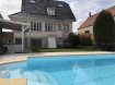 Vente - Maison individuelle à Illkirch-Graffenstaden prix : 550 000 € ILLKIRCH CENTRE, au calme et à proximité directe du tramway, venez découvrir cette charmante maison de ville 5/6 pièces aux volumes généreux d'environ 145 m² habitables sur 5,85 ares, avec piscine, pergola et dépendance.
Ce bien est composé au rez de chaussée : d'une véranda, d'un vaste dégagement d'entrée, d'une cuisine équipée, d'un salon/séjour d'environ 31 m² et d'un WC avec lave-mains.
Au 1er étage : un grand dégagement/bureau, deux chambres (16,32 et 17,83 m²) et une salle de bain avec deux vasques, baignoire, douche et WC.
Sous les combles : une grande chambre d'environ 17 m² habitables (40 m² au sol).
Au sous-sol : une chambre avec douche et lavabo d'environ 17 m², chaufferie et buanderie.
A l'extérieur : une piscine 8 m x 4 m (profondeur 1,50 m), un abri d'été/pergola et une dépendance/garage.
Renseignements complémentaires : construction de 1931, chauffage fioul, double vitrage, taxe foncière 2017 : 1 242 €. Piscine entièrement rénovée (Dallage en 2004, remplacement liner + escalier en 2013, pompe à chaleur et volet de protection électrique en 2015).
Prix commission d'agence incluse : 550 000 € / prix hors commission d'agence : 540 000 € / commission d'agence 10 000 € TTC.