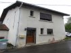 Maison mitoyenne Location à Archettes - 565 € c.c. Maisn des années 70 comprenant : Entrée, cuisine, séjour, toilettes, salle de bain, cellier. A l'étage, couloir desservant 3 chambres, débarras. Grenier, cave. Jardin d'environ 800 m2 non clos. Chauffage central gaz (chaudière neuve). Disponible courant Juillet 2021