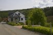 Maison Vente 4 chambres à Wallendorf - 360 000 € Belle maison, 4 chambres à coucher, sise à Wallendorf (Allemagne) dans un endroit très ensoleillé, sur un terrain de 4,56 a comprenant :
RDCH : Entrée avec Hall, grand salon avec escalier massif menant au 1er étage, cuisine équipée avec salle à manger (trois fenêtres) salle de bains, douche et baignoire, WC, chambre parentale.
A l'étage : 3 chambres à coucher, dont une sur toute la largeur de la maison, bureau, WC et lavabo
Au sous-sol : Garage avec chaufferie,
Jardin : Aménagé
Ref agence :464