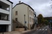 Maison Vente 3 chambres à Ehnen - 950 000 € B&C Immobilière en collaboration avec AA+IMMO vous propose à la vente une charmante maison individuelle, restaurée entièrement selon les règles de l’art en 2015, érigée sur un terrain de 1,70 ares avec une surface totale ±248,20 m2 dont ±174,05 m2 habitable.
Cette demeure est située aux abords d’un cours d’eau paisible et verdoyant, dans une ruelle pittoresque du village vignoble d’Ehnen.
Cette propriété se compose comme suit :
Au rez-de-chaussée, hall d’entrée avec du cachet revêtu de tomette, une première chambre ±16,30 m2 (actuellement utilisé en bureau), une suite parentale ±35,40 m2 avec sa salle de bain privative avec WC munie d’un meuble 1 vasque, d’une baignoire et d’une salle de douche à l’italienne, une buanderie et un wc séparé.
Au 1er étage, une cuisine équipée ±11,60 m2 (conception Team 7, équipée d’électroménager de marque Miele) en noyer, bois massif naturel, ouverte sur un vaste et lumineux séjour/salle-à-manger ±50,85 m2 donnant sur une terrasse de ±11 m2. Le séjour ayant une hauteur ±5 m et un lustre en fer forgé, fait sur mesure, couronnent l’authenticité de la pièce.
Au 2e étage, une vaste chambre ±17 m2 bénéficiant d’une hauteur de ±3,55 m avec sa salle de douche à l’italienne privative avec bidet et wc ±6,10 m2.
Au sous-sol, un premier accès desservant une cave ± 15,90 m2 et une chaufferie ± 23,70 m2 (chaudière Buderus 2015, 3 cuves mazout de 1000 L). Un garage ± 23,60 m2 et à côté un deuxième accès à la cave à vin ±10,95 m2.
Divers :
- Fenêtre et porte fenêtres Triple vitrage, châssis en bois ;
- Cage d’escalier en chêne massif équipé de spots intégrés offrant un confort ;
- Ascenseur privé (Domuslift) desservant deux étages depuis le garage ;
- Revêtement des sols : parquet en chêne massif pour les pièces de vie et de nuit, carrelage dans les pièces d’eau et la Cuisine.
Dans la maison, nous retrouvons des murs en pierres naturelles donnant un caractère chaleureux.
Notre avis : propriété très bien entretenu et soigné, matériaux nobles et prestations haut de gamme. Idéal pour couple avec enfants.
Localisation :
Crèche Acquabella ± 6,8km
Ecole fondamentale ±4,3km
Accès autoroute A1 (Luxembourg-ville – Wasserbilig / Allemagne) ± 12km
Ligne de bus :
- RGTR - 450 - Grevenmacher, Gare routière - Remich, Gare routière - RGTR - 309 - Grevenmacher, gare routière – Belvaux, Lycée Bel Val - RGTR - 150 - Luxembourg, rue Heine - Ahn, Alphonse Steinès
Cactus ShoppI Texaco Wormeldange ± 1,2 km
Naturata Münsbach ± 12 km
Smatch Munsbach ± 11km
Pour de plus amples renseignements ou pour une éventuelle visite veuillez vous adresser à Monsieur BOS Antoine : +352671050392
mail : info@bcimmobiliere.lu