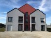 A VILLERS-LA-MONTAGNE (54 920) A LOUER UN APPARTEMENT DE TYPE F3 D'UNE SUPERFICIE HABITABLE D'ENVIRON 70M², AU 1ER ETAGE DANS UN IMMEUBLE DE 4 LOGEMENTS,.
Situé à proximité de la frontière Luxembourgeoise (à 10 minutes de DIFFERDANGE).

DISPONIBLE A PARTIE DU  15 JUILLET 2026.

LOYER 950€.
CHARGES MENSUELLES 70€ COMPRENANT:
Le nettoyage et l'électricité des parties communes, l'entretien des espaces verts, la redevance des ordures ménagères, l'entretien annuel de la chaudière au gaz.
DEPOT DE GARANTIE 950€.
FRAIS D'AGENCE 1070€.

CONSISTANCE:

Une éntrée dégagement avec un placard de rangement, une cuisine équipée ouverte sur le sallon salle à manger avec accès terrasse, deux chambres, une salle de douche avec un WC et un espace buanderie.
Une cave, Parking privatif extérieur devant la résidence.
Un local à Vélo et un local poubelle.

Chauffage au Gaz, fenetres en double vitrage PVC avec volets roulants électriques.