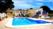 Maison Vente 5 chambres à Denia - 479 500 € Grosse Traumvilla in Topzustand an der Costa Blanca, in Dénia, mit viel Sonne und einem tollen Blick auf den Montgo.
Die Villa liegt in einem sehr ruhigen Teil von Dénia, unweit vom Strand mit Traumblick ( Südseite ) auf den Montgo. Der Garten wurde über die Jahre sehr schön angelegt und es finden sich viele romantische Plätze rund um das Haus. Es gibt einen grossen Pool, einen Whirlpool und verschiedene Terrassen und Balkone. Von der Dachterrasse hat man einen unglaublichen Rundumblick.
Durch den Haupteingang gelangt man in ein sehr grosszügiges Wohn/Esszimmer mit grossem Kamin und Zugang zum grossen Balkon mit Traumblick auf das Grundstück und den Berg. Des Weiteren befinden sich die moderne Einbauküche, 2 Schlafzimmer und 2 Bäder ebenfalls auf dieser Etage. Im unteren Stockwerg liegen 2 Gäste-Appartements mit insgesamt 3 Schlafzimmern und jeweils ein Badezimmer. Ein Appartement verfügt über eine kleine Küche. Von hier gelangt man ebenfalls über eine grosse überdeckte Terrasse in den awunderschönen Garten und zum Pool. Die ganze Anlage ist behindertengerecht aufgebaut und verfügt über einen Aussenaufzug für Rollstuhlfahrer. Es gibt eine getrennt Waschküche, eine Aussenküche, einen Carport und verschiedene Kellerräume im Untergeschoss.
Das Anwesen kann für eine grosse Familie genutzt werden oder auch, unter Beachtung der gesetzlichen Bestimmungen ganz oder teilweise vermietet werden.
Dénia gehört zu den Perlen an der Costa Blanca. Leicht zu erreichen über die Autobahn und den 2 Flughäfen, Alicante/Valencia, liegt die Stadt an dem imposanten Bergmassif Montgo (750m) direkt am Meer. Im Sommer wie auch im Winter herrschen hier traumhafte Temperaturen und auf Grund der Grösse der Stadt ist hier rund ums Jahr alles geöffnet. Im Fährhafen gibt es täglich Verbindungen nach Mallorca, Ibiza und Formentera. Die grossen langen Sandstrände im Norden der Stadt laden genauso zur Erholung ein wie die felsigen Buchten der Costa Blanca im Süden. Rund um die Stadt finden sich moderne Krankenhäuser, alle Einkaufsmöglichkeiten, internationale Schulen, alle Sportangebote und die allgegenwärtige Natur. Selbstverständlich werden in den verschiedenen Sporthäfen alle Wassersportarten angeboten.