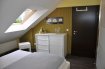 Appartement Location 1 chambre à Luxembourg-Kirchberg - 1 500 € Text français ci-dessous.
Das Appartement befindet sich in sehr ruhiger und zentraler Lage in Kirchberg, unweit der Europäischen Institutionen. Es ist mit hochwertigen Möbeln ausgestattet und verfügt über eine Waschmaschine/Trockner Kombination. Mindest Mietzeit 6 Monate.
Das Appartement liegt in einer sehr ruhigen Sackgasse nur einige Schritte von dem Batiment Jean Monnet entfernt.
Es umfasst 1 Schlafzimmer, ein Badezimmer mit Dusche, eine offene, moderne Küche, sowie ein Wohn/Esszimmer . Die Wohnung hat eine eigene Gasheizung für Warmwasser und Heizung. Vor der Residenz stehen Parkplätze nur für die Bewohner zur Verfügung. Hinter dem Gebäude liegt ein gemeinschaftlicher Garten mit Sitzgelegenheiten für alle Mieter.
Die meisten Institutionen des Kirchbergs sind in wenigen Minuten erreichbar, die Bushaltestelle