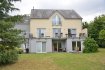 MENSDORF, 28, rue d'Uebersyren à 15 Km du Kirchberg et proche de Niederanven, grande maison individuelle de 320 m2 habitable, de 2004,  sur 20 ares de terrain et comprenant : hall d'entrée, buanderie, WC et vestiaire, armoires intégrées, grand living et salle à manger avec sortie terrasse et jardin, cuisine équipée séparée, garage fermé pour 2 voitures, premier étage : chambre parentale avec salle de douche, dressing, une salle de bains avec douche et baignoire, 3 chambres à coucher, rez-de-jardin: appartement avec entrée indépendante et comprenant: entrée, living, sortie terrasse et jardin, deux chambres à coucher, une salle de douche avec WC, cuisine équipée, un garage fermé, cave, emplacements de voiture à l'extérieur, beau jardin. Alarme, volets électriques. Photovoltaïques. Terrasses de 50m2 au total. 
Libre le 15 septembre 2026
Contact et visites : Rosalba MAITRE téléphone : 691 550 189, email : rosalba@parkagence.lu et Arianna GHITTINO, téléphone 691 205 573, email : arianna@parkagence.lu