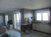 Appartement Vente 2 chambres à Breistroff-la-Grande - 199 000 € (proche Mondorff, Frisange, Lux) Appartement F4 au 2ème étage dans copropriété de 5 appartements de 2009 avec environ 87 m² habitables, balcon et 1 place de parking privé (couvert):
Entrée avec grand placard intégrée, espace ouvert d'environ 40 m² salon séjour et coin cuisine équipée (plaque, four, hotte, lave V, frigo, congel) accès balcon, 2 chambres d'environ 13 et 12 m², SdB équipée, grand WC séparé avec lave mains. Chauffage au sol (thermostat dans chaque pièce). DV PVC