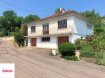 Maison Vente 3 chambres à Ancy-sur-Moselle - 186 375 € A Ancy sur Moselle, L'immobilière Delarue vous propose en exclusivité une maison individuelle de 97 m2 habitable sur un terrain de 4 ares et 69 ca de sol.Ce bien est composé d'une entrée desservant 3 chambres, une salle de bain, un WC indépendant, un salon et une cuisine avec accès sur sur un balcon et une vue sur le jardin.Le sous sol est aménagé de caves et de 2 grands garages.Des travaux de rénovation et de rafraichissement sont à prévoir : toiture, menuiseries extérieures, électricité, sanitaire etc... Le prix de ce bien est de 186375 ' et les honoraires sont intégralement à la charge du vendeur.Pour tous renseignements, veuillez contacter Mr Weigerding au 06.07.46.97.88