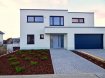 Maison mitoyenne Location 4 chambres à Luxembourg-Cessange - 4 200 € SCHAUS IMMOBILIER vous propose à la location cette magnifique maison libre de quatre côtés neuve idéalement située dans un quartier clame et agréable de Luxembourg-Ville.
L'entrée dans la maison se fait par un hall d'entrée bénéficiant d'une excellente luminosité grâce à son puits de lumière ; desservant les pièces suivantes :
- Un grand salon/salle à manger d'une surface d'environ 47,50m2 avec de la pierre naturelle au sol et un accès direct à la grande terrasse et au jardin.
- Une cuisine équipée et aménagée attenante au salon/salle à manger d'une surface d'environ 16,50m2 avec de la pierre naturelle au sol ; disposant d'appareils électroménagers haut de gamme tels qu'un four, un congélateur, un réfrigérateur, un lave-vaisselle, une plaque de cuisson et une hotte aspirante. Le plan de travail est en granit.
- Un bureau d'une surface d'environ 9m2.
- Un WC séparé avec lavabo et fenêtre
Un escalier mène au premier étage où un hall de nuit permet d'accéder à :
- Trois chambres d'une surface respective d'environ 12,50m2 ; 13,00m2 et 14m2 avec du carrelage ressemblant à du bois au sol.
- Une salle de douche avec douche à l'italienne, vasque et WC d'une surface d'environ 4,50m2.
- Une chambre parentale d'une surface d'environ 15,60m2 avec dressing (+- 8,50m2) et salle de bains (+- 11,70m2) attenant.
Au sous-sol de la maison se trouvent :
- Une buanderie avec chauffage au sol.
- Une grande cave de loisir d'une surface d'environ 32,50m2 avec chauffage au sol.
L'offre est complétée par :
- Un grand garage pouvant accueillir jusqu'à deux voitures.
- Un jardin naturel autour de la maison.
Toutes les pièces de la maison sont équipées de chauffage au sol et de fenêtres à triple vitrage.
Des panneaux solaires contribuent la production d'eau chaude (chauffage et eau de robinet).
La maison est équipée d'un système d'alarme.
La « Cloche d'Or » se trouve à 5 minutes en vélo et Leudelange à 5 minutes en voiture. Généralement, la maison est idéalement située à proximité de toutes les commodités et les axes de circulation.
***La maison n'est pas adaptée à accueillir une crèche***
Nous sommes à votre entière disposition pour tout renseignement complémentaire et un rendez-vous de visite.
Ref agence :883075 - L0266