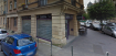 Commerce Location Metz - 1 350 € Local commercial situé rue Harelle à Metz, à proximité du centre ville et de la gare. Se trouvant au rez de chaussée d'un petit immeuble, vous trouverez un magasin d'une surface de 64m², ainsi que d'une pièce attenante de 10m² et des toilettes séparées.
