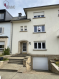 Maison mitoyenne Vente 4 chambres à Luxembourg-Gasperich - Prix sur demande *** PRIX SUR DEMANDE ***
LUXPROIMMO à le plaisir de vous présenter ce bien idéalement situé au calme dans un quartier prisé de Luxembourg-Ville, proche de LA CLOCHE D'OR et de toutes commodités.
Très belle maison de Ville avec grand potentiel, d'une surface totale approximative de 265m².
Spacieuse et lumineuse, elle saura vous séduire par ses grandes pièces traversantes, hauteur sous-plafond et sa vue sur le Parc situé à l'arrière.
Erigée sur un terrain de 2a67ca et disposée comme suit:
Rez-de-chaussée:
-Hall d'accueil ;
-Wc séparé ;
-Cuisine équipée avec sortie vers la terrasse et le jardin ;
-Belle pièce à vivre (living) de 38m²
1er Etage:
-Palier ;
-Salle de bains ;
-3 chambres à coucher de 12m² ; 15m² et 18m²
2e Etage:
-Palier ;
-Wc séparé ;
-1 chambre à coucher de 17m² ;
-2 espaces mansardés aménagés de 14m² et 9 m²
Combles:
-Surface de rangement et stockage
Sous-sol:
- Caves ;
-Chaufferie ;
-Buanderie avec sortie vers la terrasse et la jardin ;
-Garage pour 1-2 voitures (38m²)
Extérieurs:
-Jardinet à l'avant ;
-Terrasse à l'arrière (30m²) ;
-Jardin à l'arrière (8mx20m) avec vue sur le Parc
-Fenêtres en pvc double vitrage, volets partiellement électriques, chauffage au gaz, charpente isolée et couverture en ardoises.