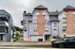 immohub, votre partenaire immobilier à Tétange, a le plaisir de vous présenter en exclusivité un appartement type duplex situé aux 3ème et 4ème étages d'une résidence de 6 unités construite en 2004, implantée dans un quartier résidentiel calme et agréable.
Offrant une surface totale de ± 122,30 m², ce bien spacieux dispose de trois chambres à coucher, d'un garage pour deux voitures, de deux emplacements extérieurs, d'un vaste séjour et de deux salles de douche.

Composition du bien : 
3ème étage :
-Hall d'entrée : 2,75 m²
-Double séjour avec cuisine équipée ouverte : 47,10 m²
-Chambre I : 20,10 m²
-Salle de douche : 4,75 m²
-Balcon orienté ouest : ± 3,99 m²

4ème étage (grenier aménagé, accessible par escalier en colimaçon) :
-Hall de nuit : 12,25 m²
-Chambre II : 16,10 m²
-Chambre III : 19,95 m²
-Bureau : 4,85 m²
-Salle de douche avec buanderie : 4,45 m²

Annexes :
-Cave privative : 1,95 m²
-Buanderie commune + buanderie privative à l'étage

Informations complémentaires : 
-Année de construction : 2004
-Surface brute : ± 122,30 m² (grenier aménagé inclus)
-Surface pondérée appartement : ± 71,98 m² (selon cadastre vertical)
-Menuiseries en PVC double vitrage avec volets manuels
-Fenêtres de toit VELUX (2025) en triple vitrage avec volets électriques
-Orientation : Ouest
-Chauffage au gaz
-Dalles en béton
-Porte de garage motorisée
-2 emplacements intérieurs
-2 emplacements extérieurs
-Classe énergétique : F / G
-Charges mensuelles : ± 450 €
-Interphone
-Cuisine équipée avec électroménagers de marques Siemens, Bosch et AEG