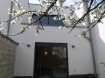 Maison mitoyenne Location 2 chambres à Alzingen - 2 700 € PREMIÈRE LOCATION
Belle maison neuve à louer idéalement située à Alzingen commune de Hesperange et disposée comme suit:
RDC: Hall d’accueil, wc séparé, salle de bains et chambre parental avec accès à la terrasse et au jardin orientés Est/Ouest.
1er ÉTAGE: Palier, wc séparé et grande pièce à vivre de 43m² avec belle cuisine équipée et living avec accès à la deuxième terrasse.
2e ÉTAGE: Palier, chambre à coucher, bureau ou chambre bébé et salle de bains.
Locaux techniques dans le garage pour 1 voiture.
