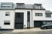Maison mitoyenne Location 2 chambres à Alzingen - 2 700 € PREMIÈRE LOCATION
Belle maison neuve, moderne et lumineuse à louer, dans une rue calme, idéalement située à Alzingen commune de Hesperange et proche du nouveau quartier de la Cloche d'Or.
Disposée comme suit:
RDC: Hall d’accueil, wc séparé, salle de bains et chambre parental avec accès à la terrasse et au jardin orientés Est/Ouest.
1er ÉTAGE: Palier, wc séparé et grande pièce à vivre de 43m² avec belle cuisine équipée et living avec accès à la deuxième terrasse.
2e ÉTAGE: Palier, chambre à coucher, bureau ou chambre bébé et salle de bains.
Locaux techniques dans le garage pour 1 voiture.